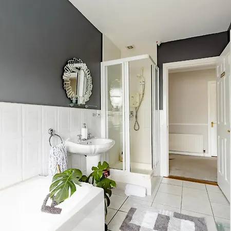 Station Road Homestay *